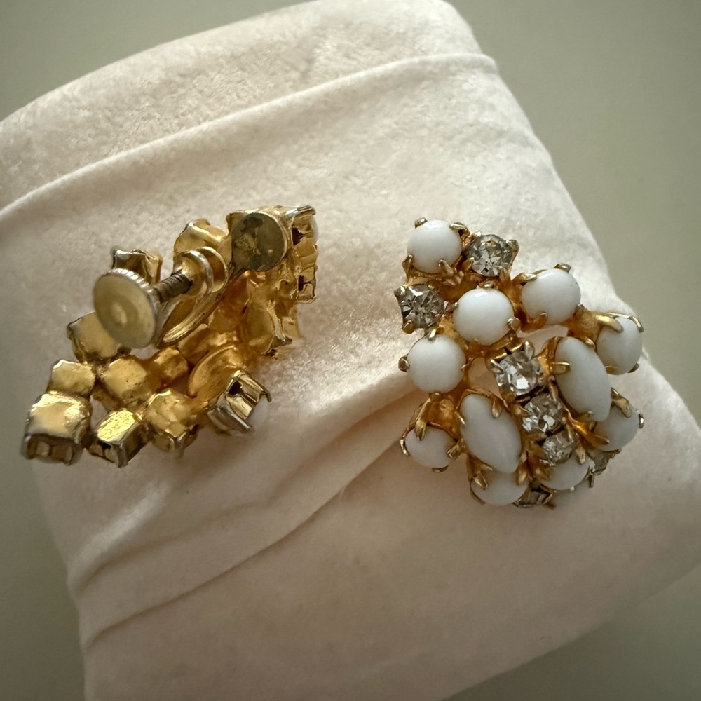 VINTAGE EARRINGS MILK GLASS —SCREW BACK EARRINGS —- - Picture 3 of 4